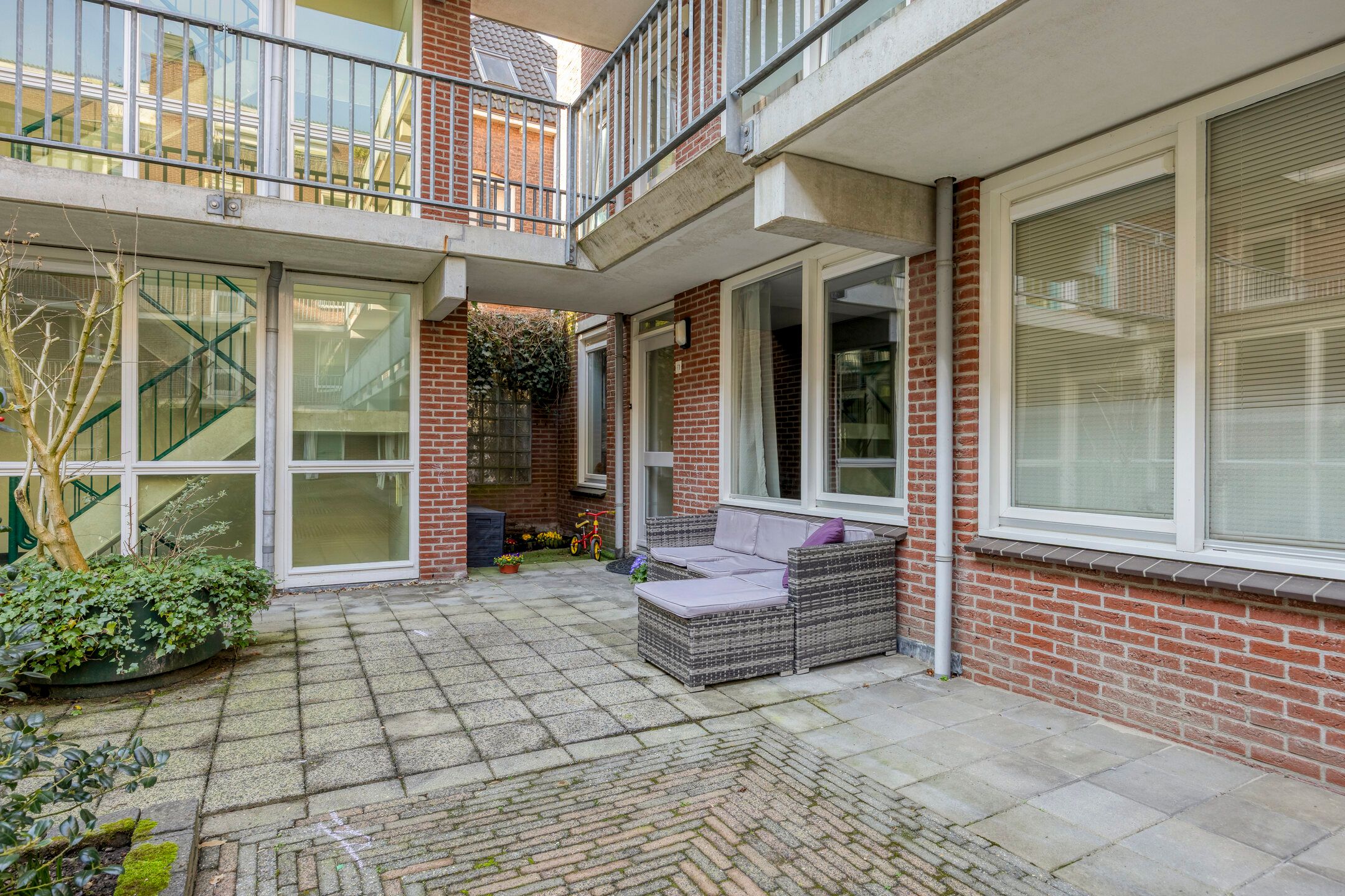 Photo 21 of Graaf van Burenstraat 2-F1