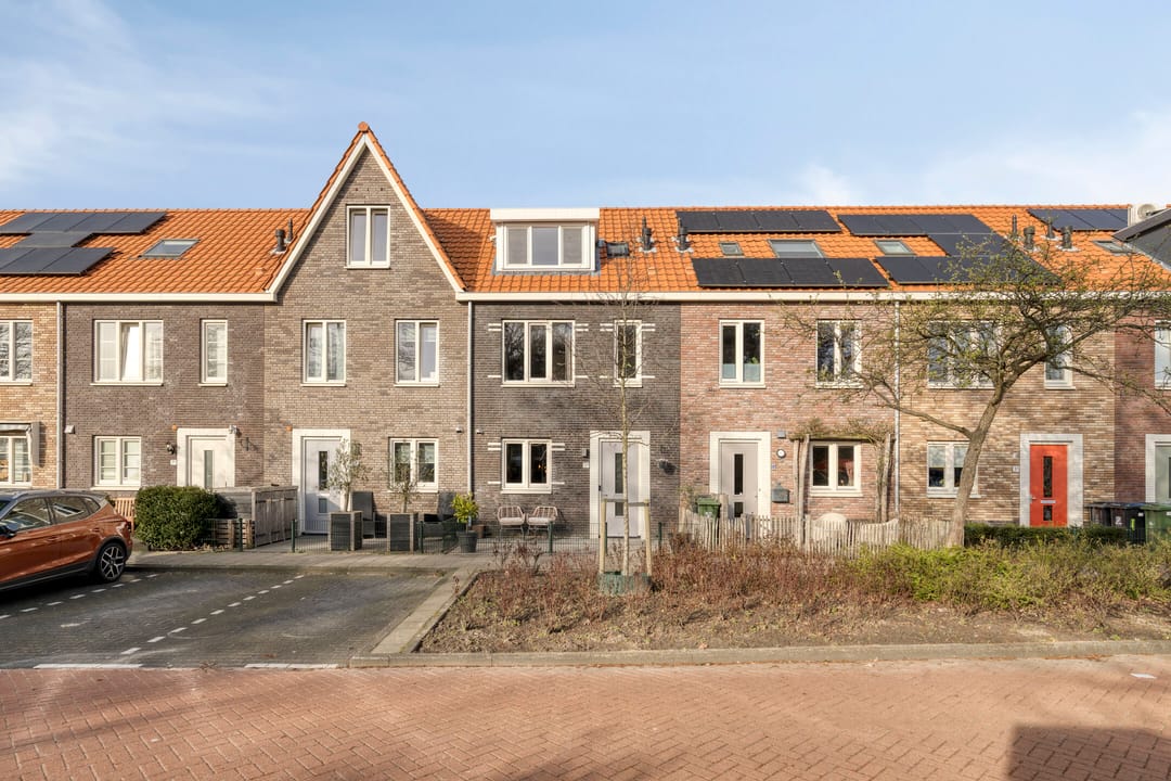 Move-in ready townhouse with 5 bedrooms and extended living room in Wateringen — 42
