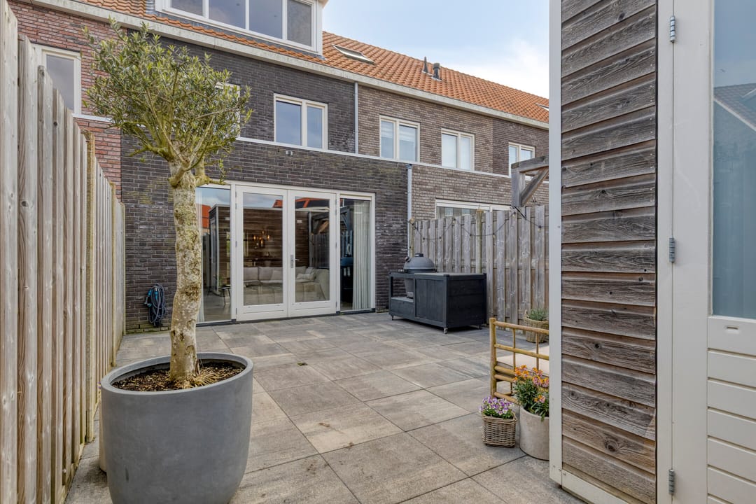 Move-in ready townhouse with 5 bedrooms and extended living room in Wateringen — 16