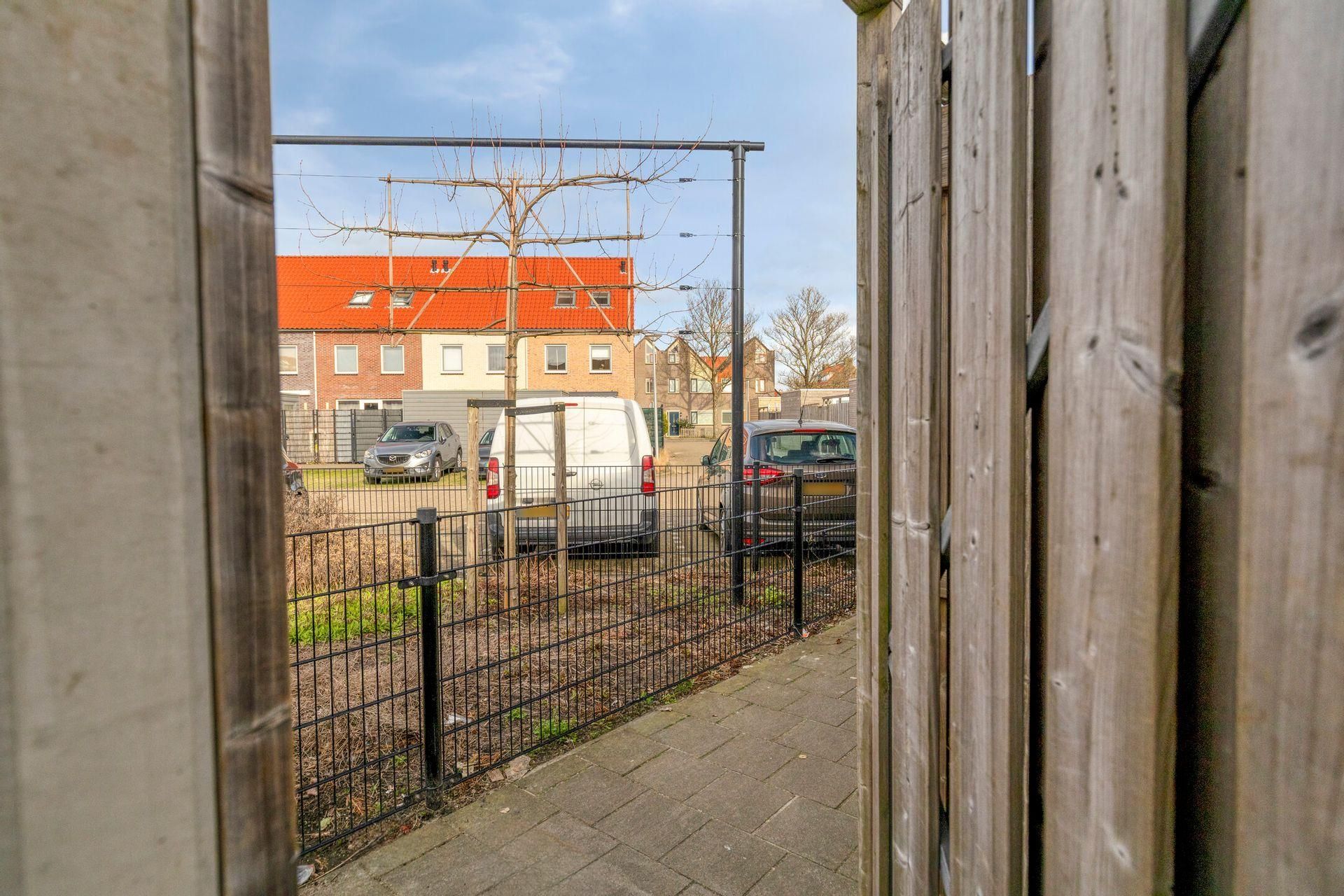 Move-in ready townhouse with 5 bedrooms and extended living room in Wateringen — 17
