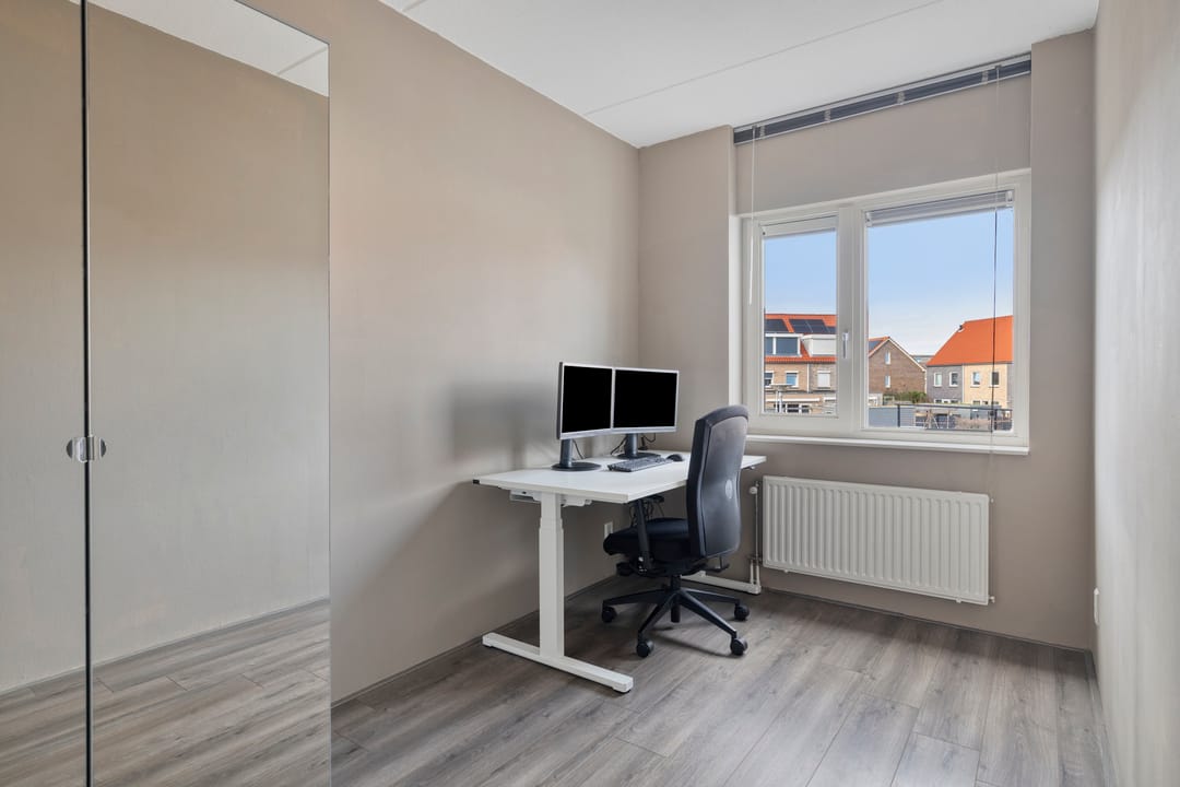 Move-in ready townhouse with 5 bedrooms and extended living room in Wateringen — 25