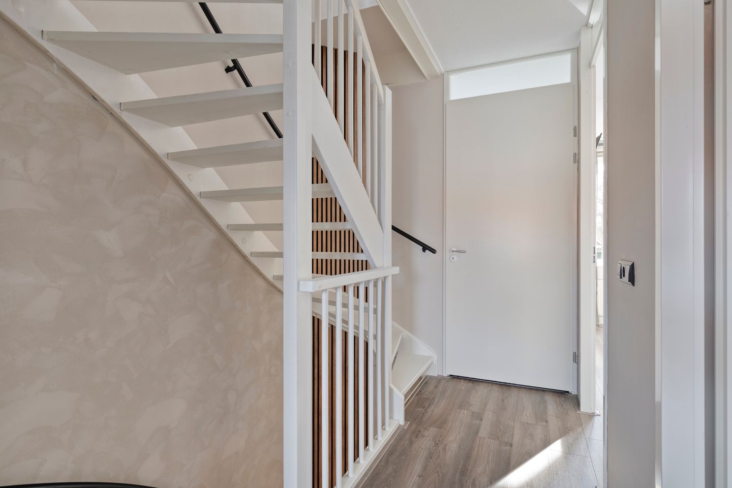 Move-in ready townhouse with 5 bedrooms and extended living room in Wateringen — 33