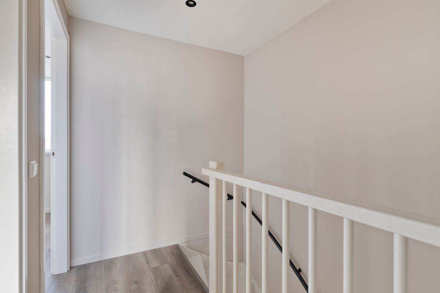 Move-in ready townhouse with 5 bedrooms and extended living room in Wateringen — 34