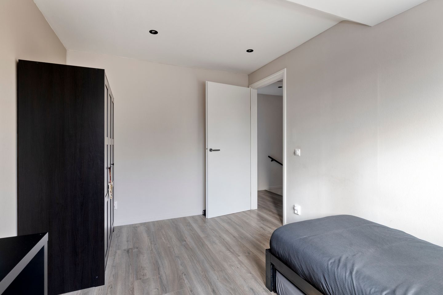 Move-in ready townhouse with 5 bedrooms and extended living room in Wateringen — 39