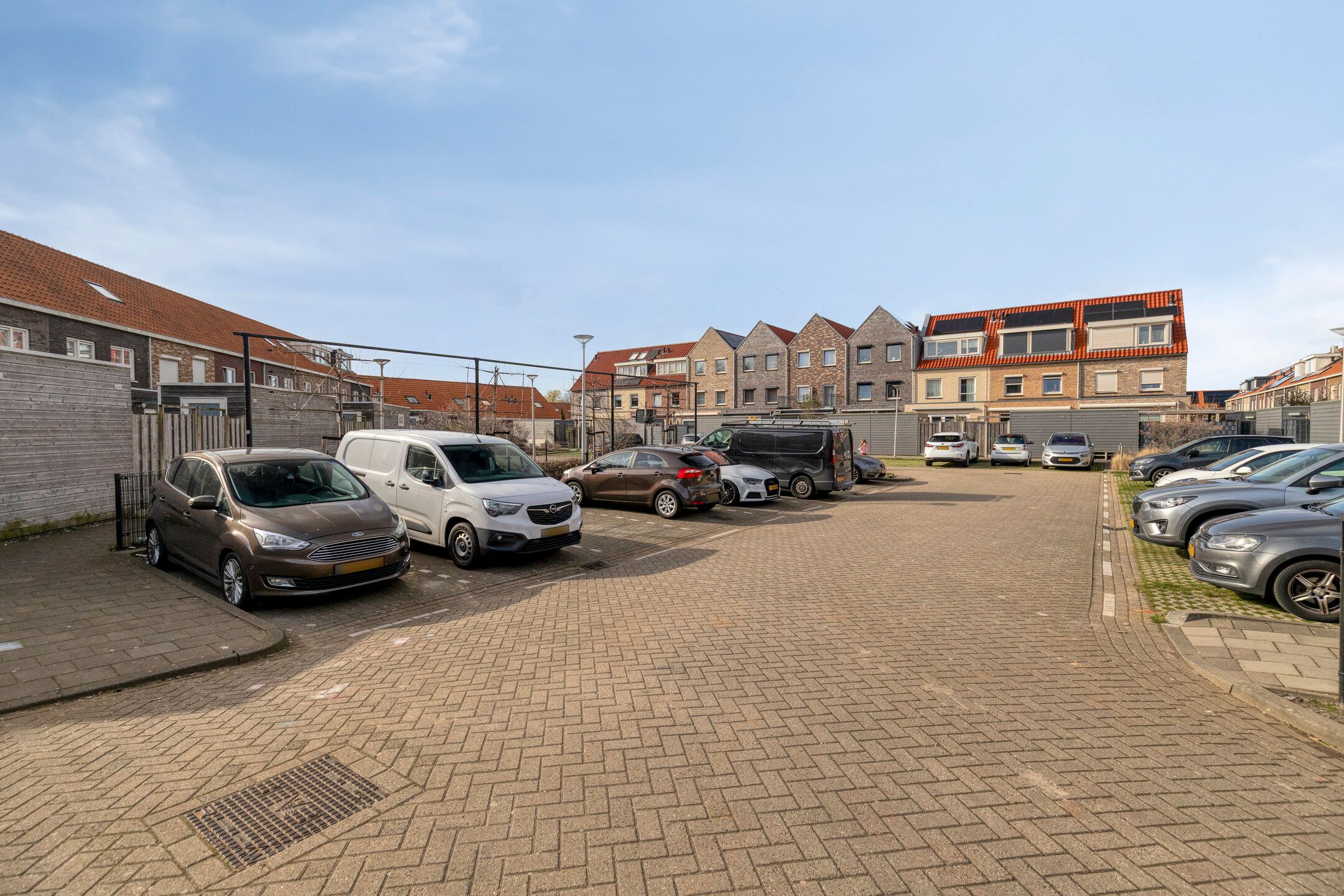 Move-in ready townhouse with 5 bedrooms and extended living room in Wateringen — 44