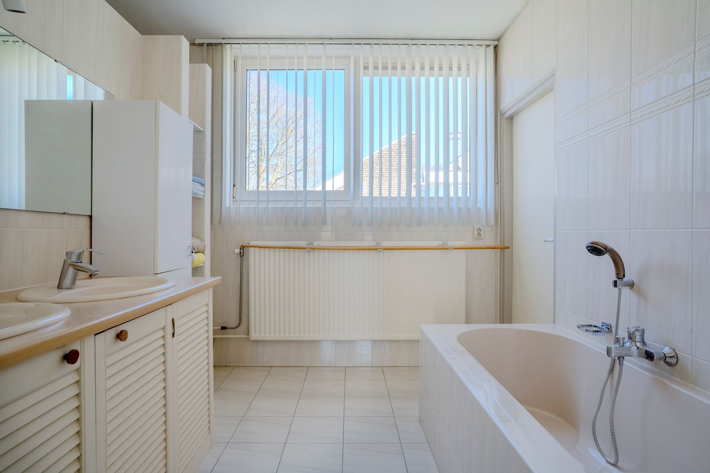Spacious detached home with 216m² living space in a green location — 32