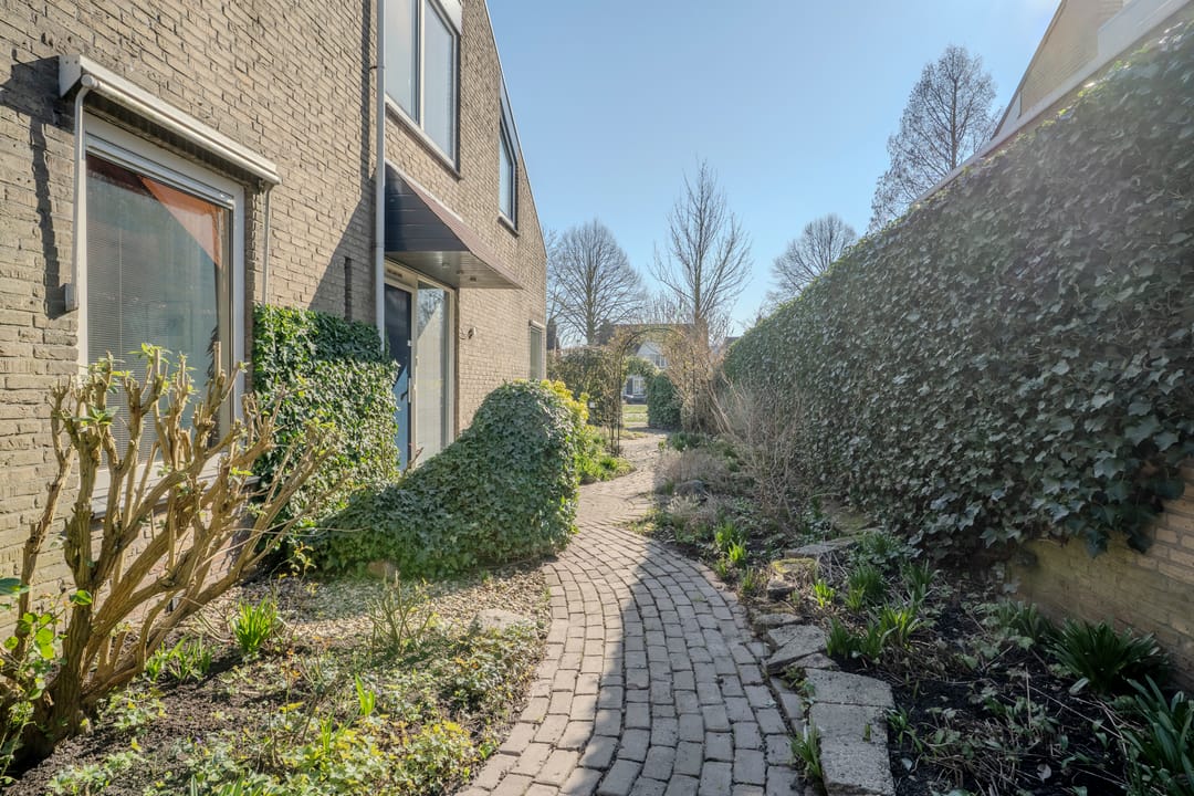 Spacious detached home with 216m² living space in a green location — 36