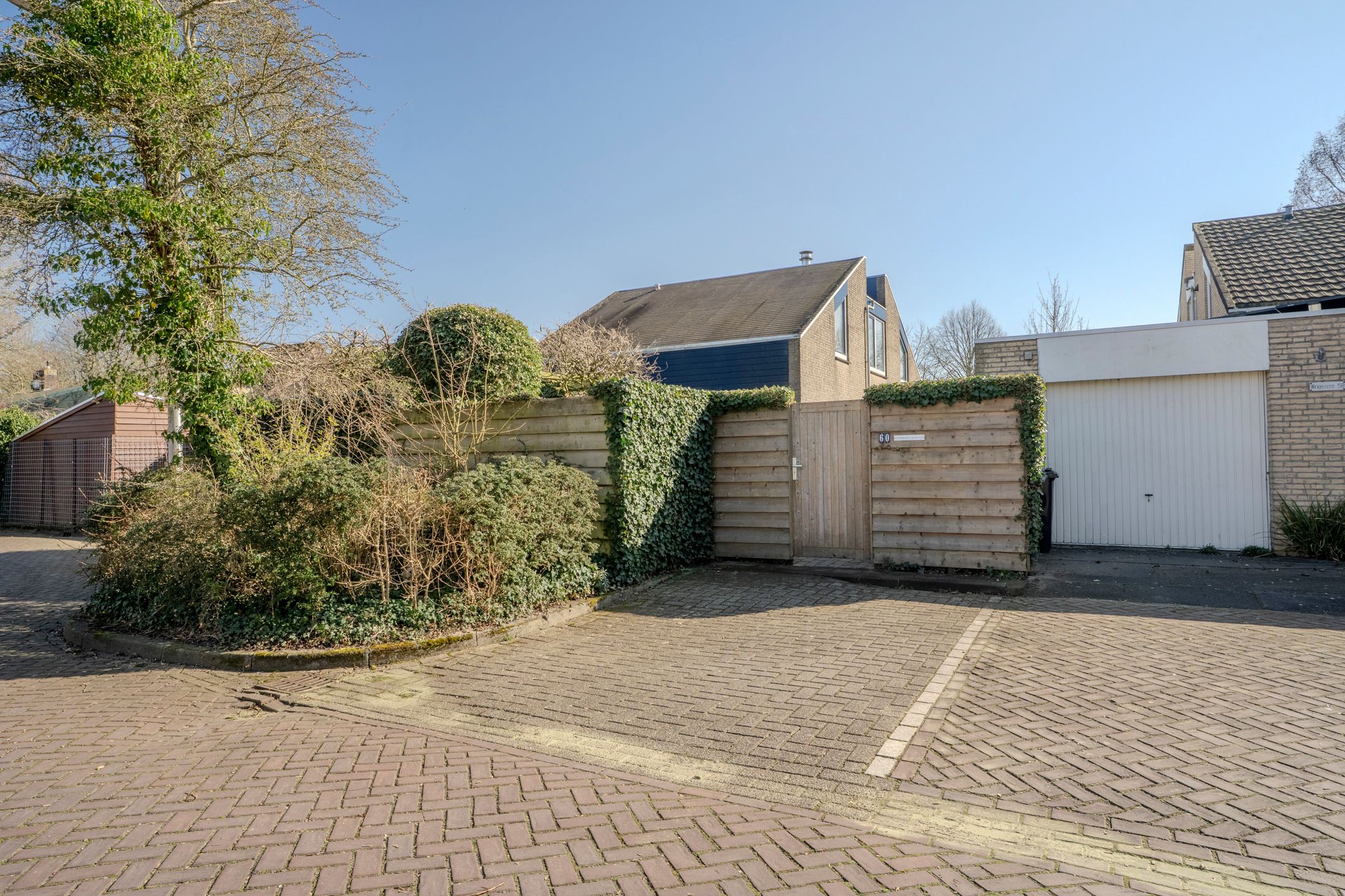 Spacious detached home with 216m² living space in a green location — 40