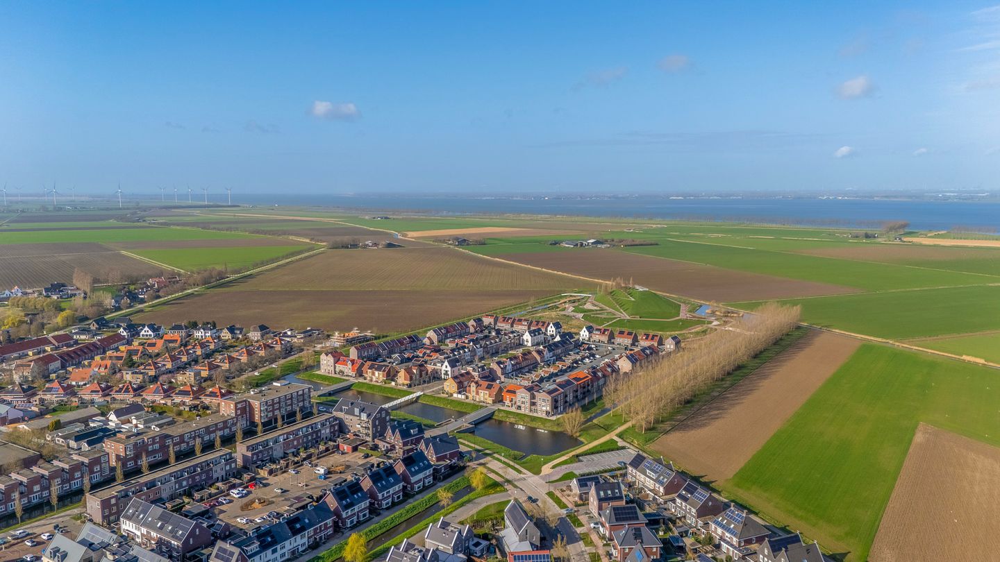 Spacious Waterfront Terraced House in Middelharnis — 35