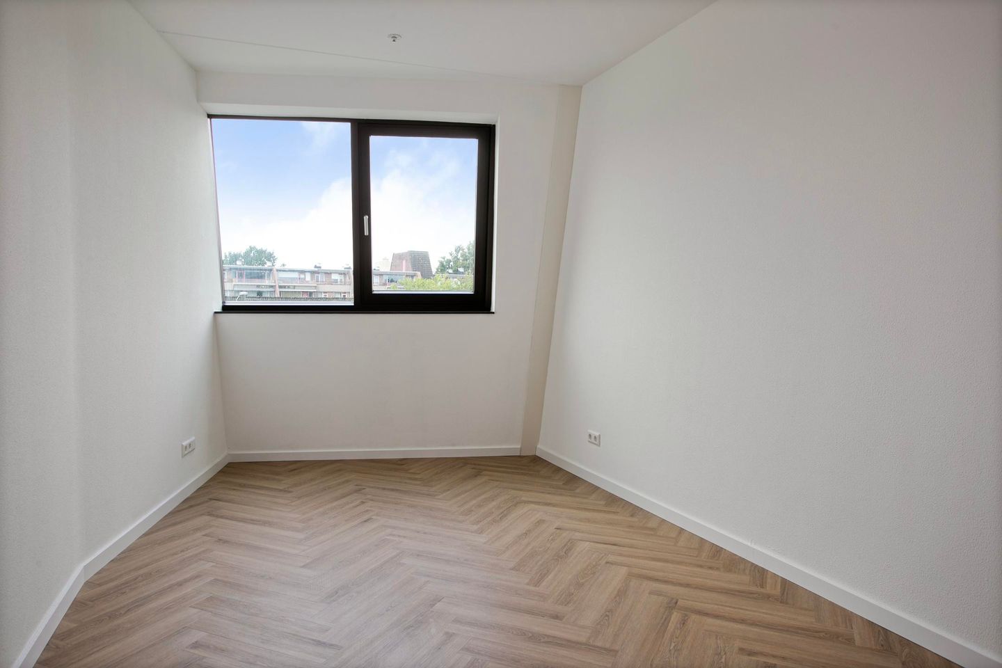 Photo 10 of Vincent van den Heuvellaan 39