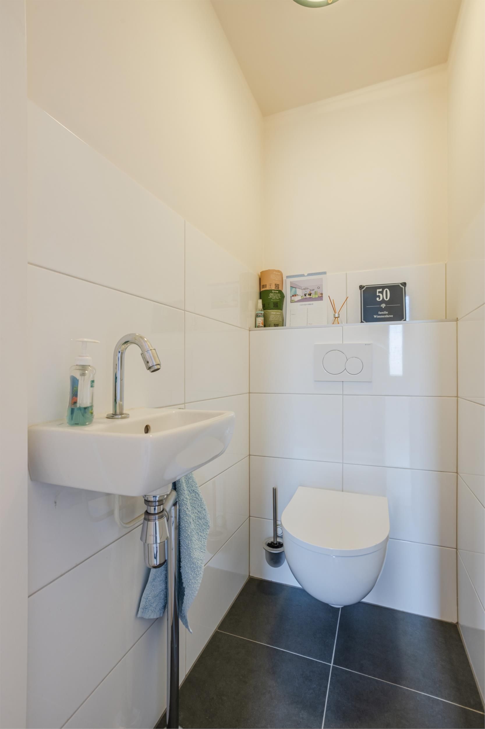 Photo 18 of Van der Helststraat 4