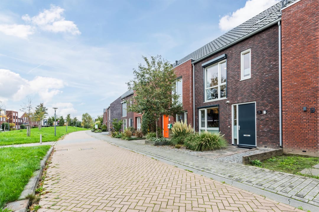 Energy-efficient terraced house with 3 bedrooms and city heating — 25