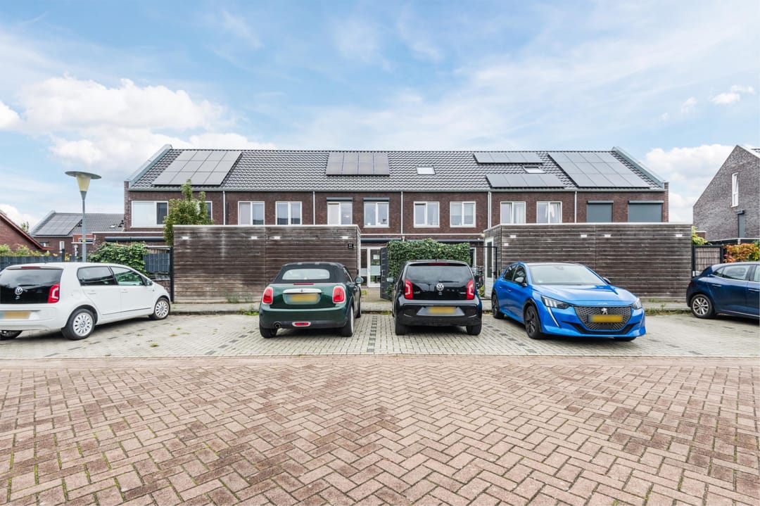 Energy-efficient terraced house with 3 bedrooms and city heating — 21