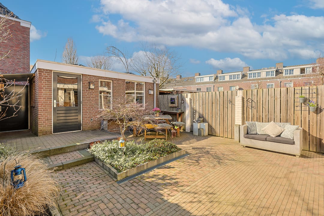 Spacious and Characteristic Home with 4 Bedrooms in Eindhoven Stratum — 37