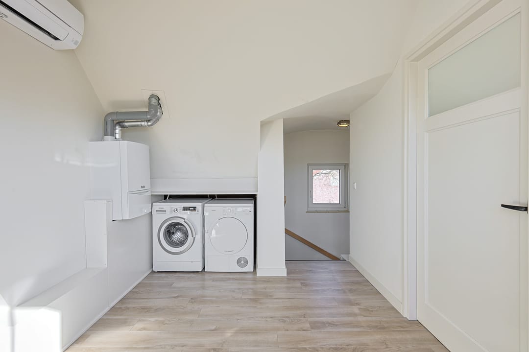 Spacious and Characteristic Home with 4 Bedrooms in Eindhoven Stratum — 60