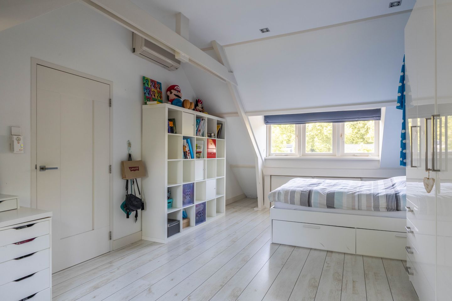 Extended characteristic 1930s semi-detached villa with private driveway and deep garden in Badhoevedorp — 24