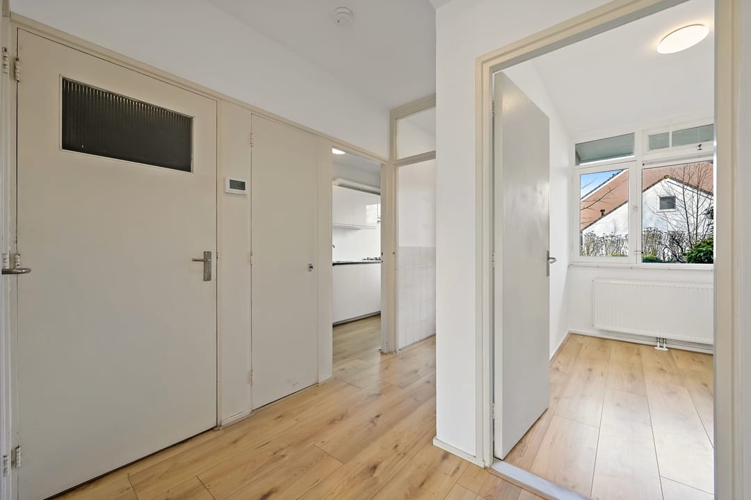 Ground Floor Apartment with Front and Back Garden — 13