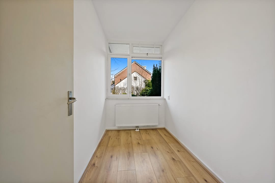 Ground Floor Apartment with Front and Back Garden — 17