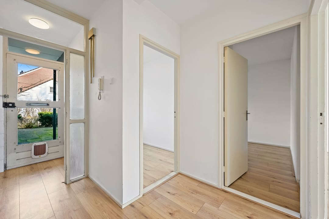 Ground Floor Apartment with Front and Back Garden — 22