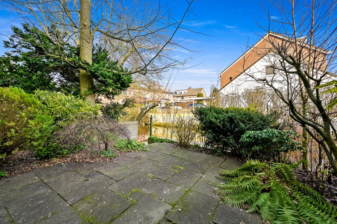 Ground Floor Apartment with Front and Back Garden — 26