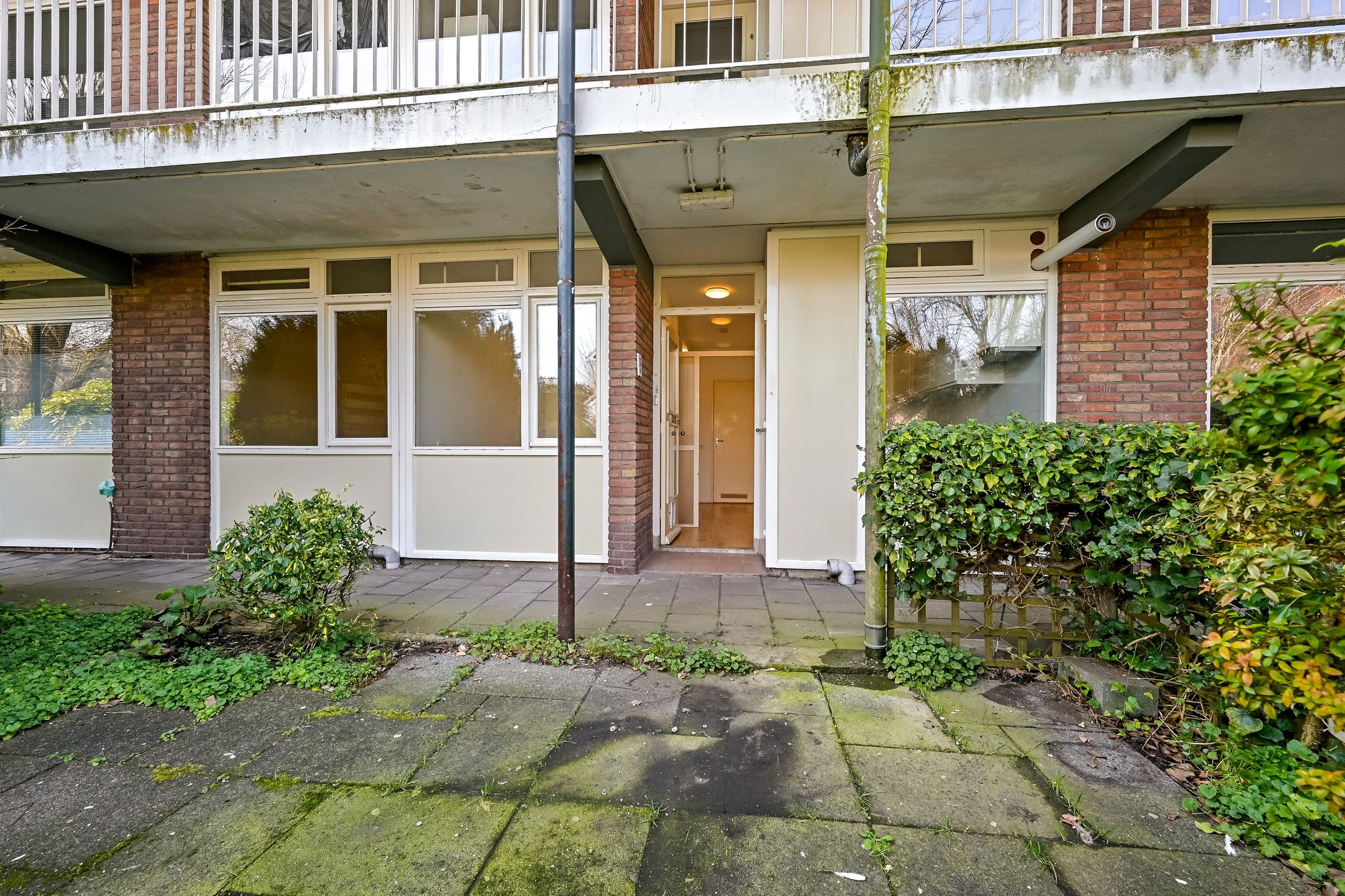 Ground Floor Apartment with Front and Back Garden — 27