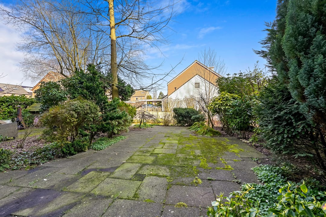 Ground Floor Apartment with Front and Back Garden — 28