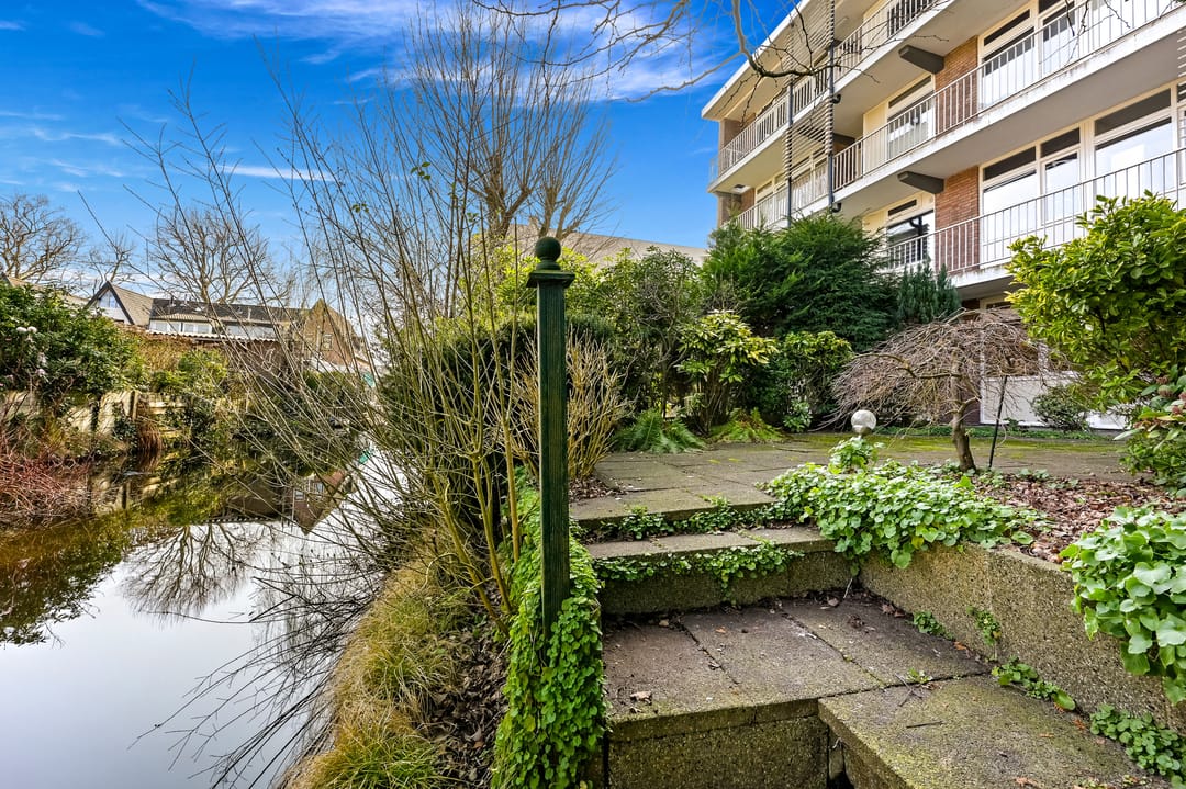 Ground Floor Apartment with Front and Back Garden — 32