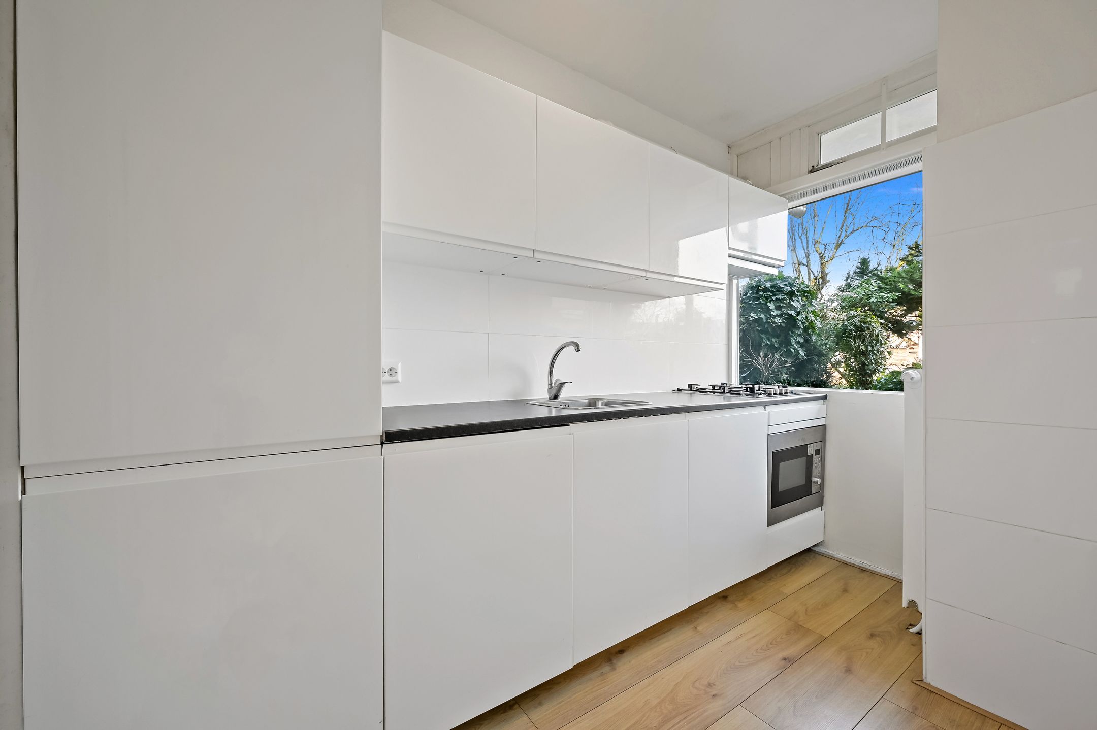 Ground Floor Apartment with Front and Back Garden — 12