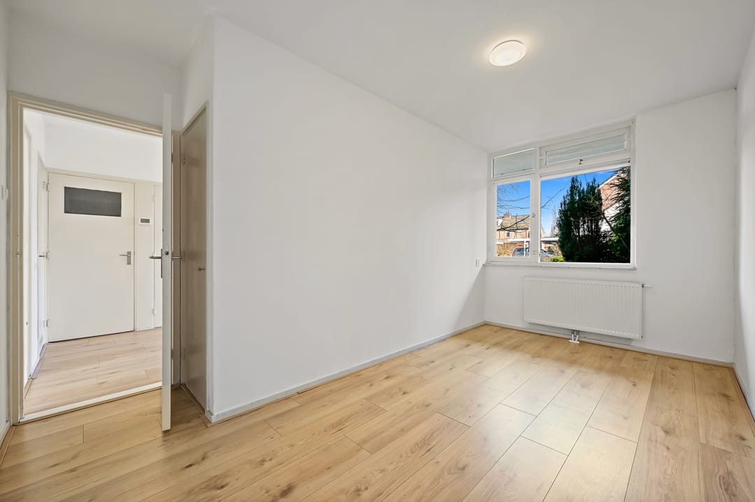 Ground Floor Apartment with Front and Back Garden — 16