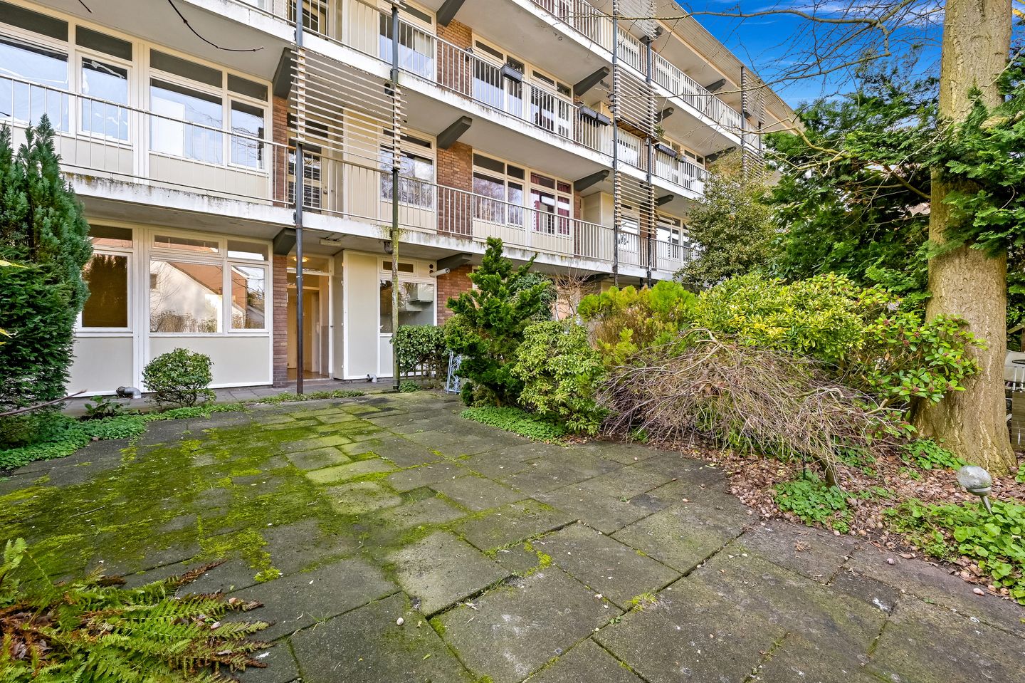 Ground Floor Apartment with Front and Back Garden — 25