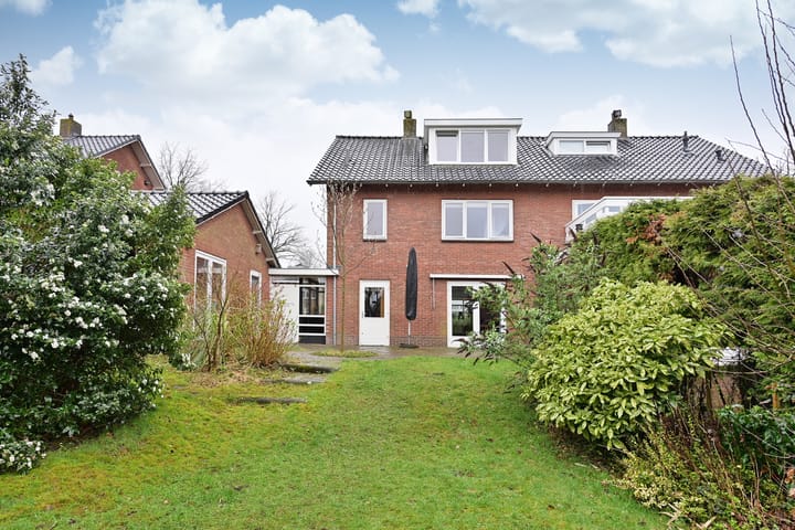 Photo 2 of Middelwijkstraat 39