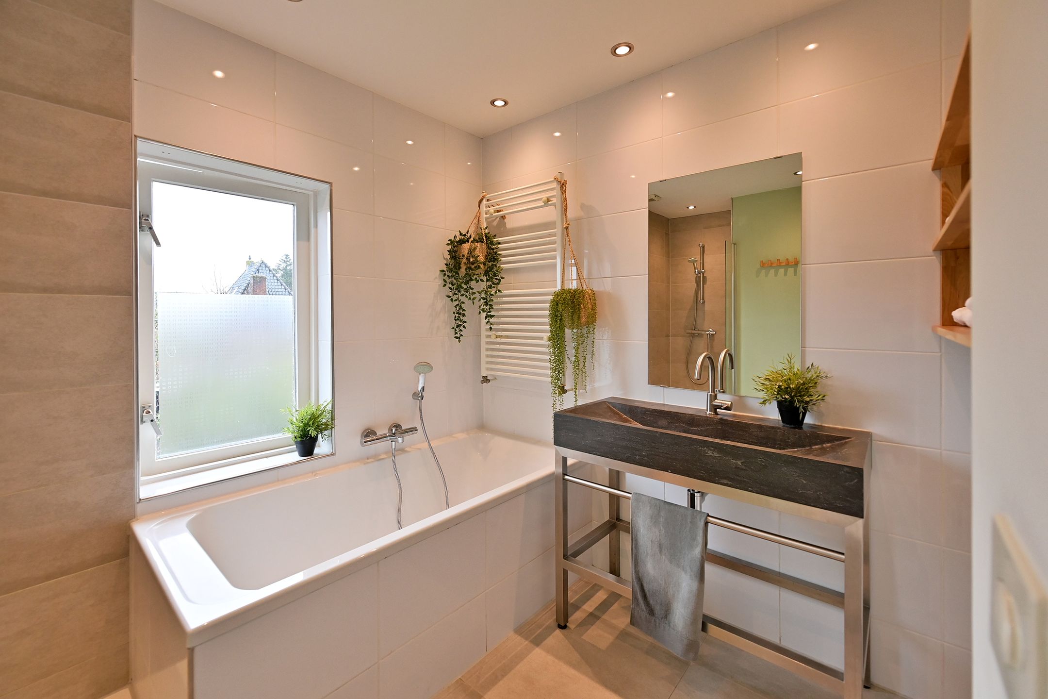 Photo 18 of Middelwijkstraat 39