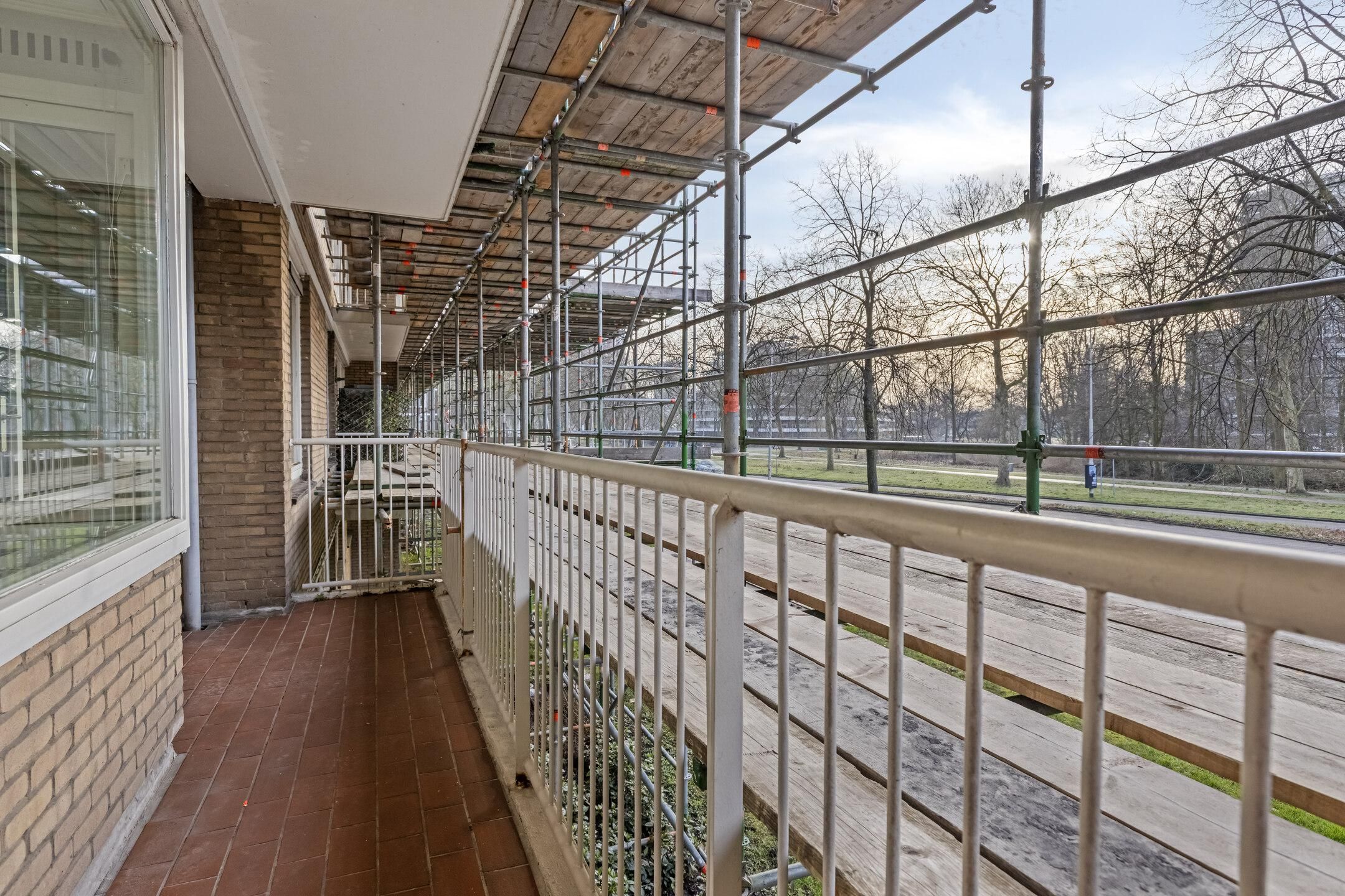 Photo 15 of Edmond Hellenraadstraat 40