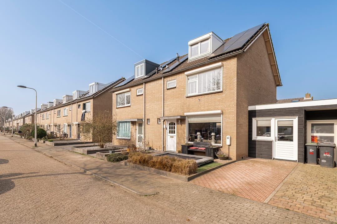 Photo 43 of van Limburg Stirumstraat 46