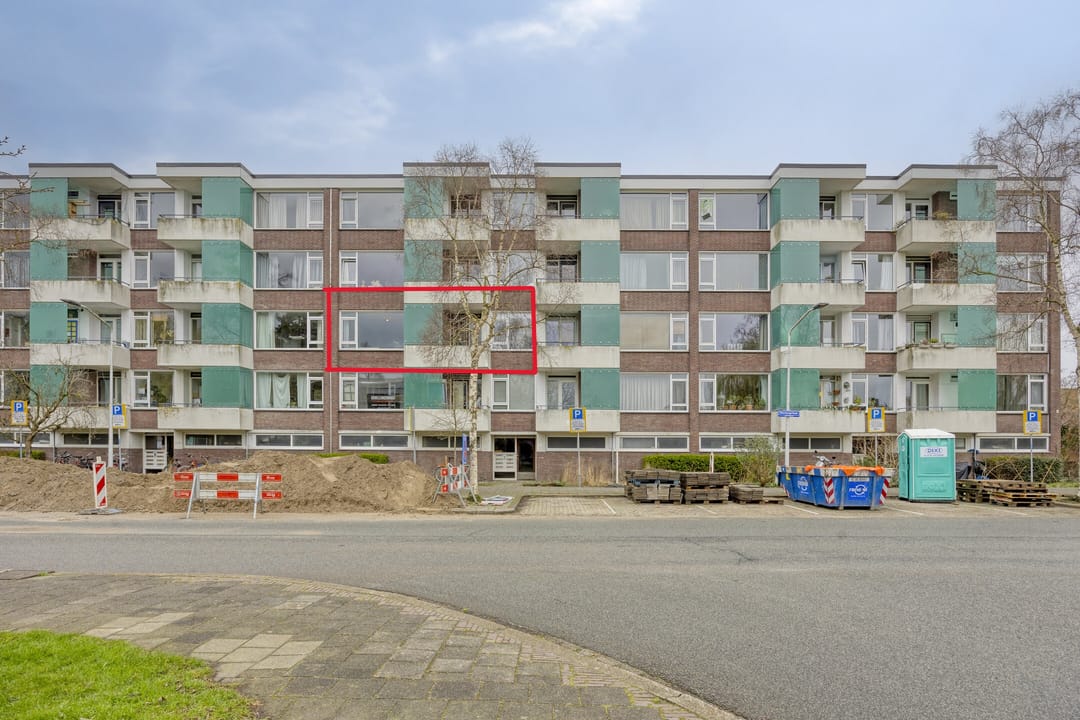 Well-Maintained and Modernized 4-Room Apartment with 2 Balconies and Storage in Leiden — 35