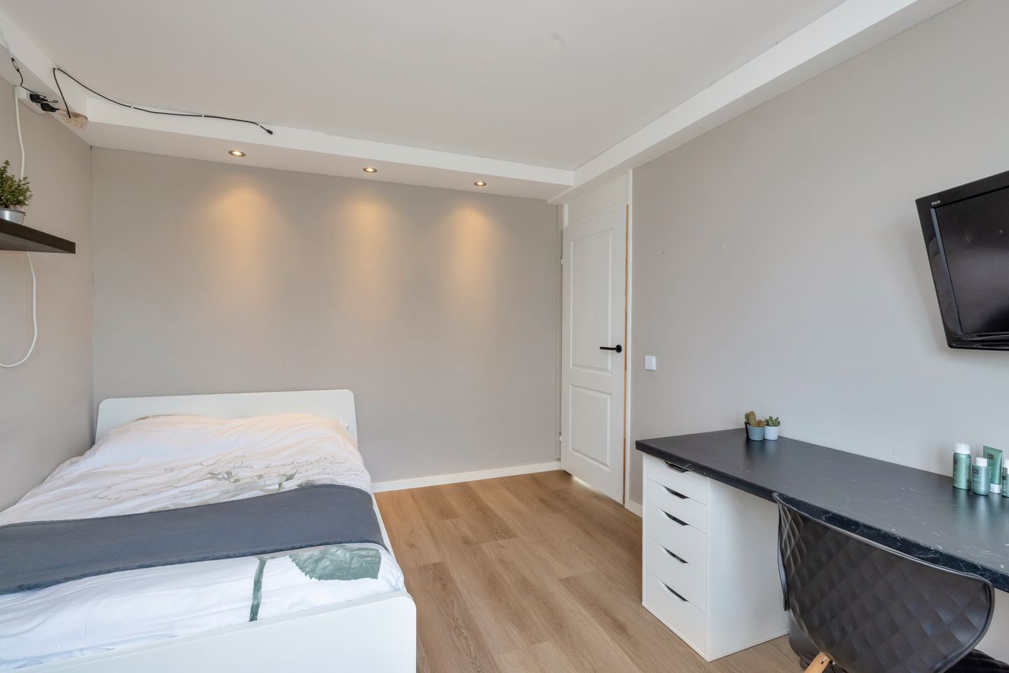 Renovated and Energy-Efficient Semi-Detached Family Home with Four Rooms in Central Heerhugowaard — 34