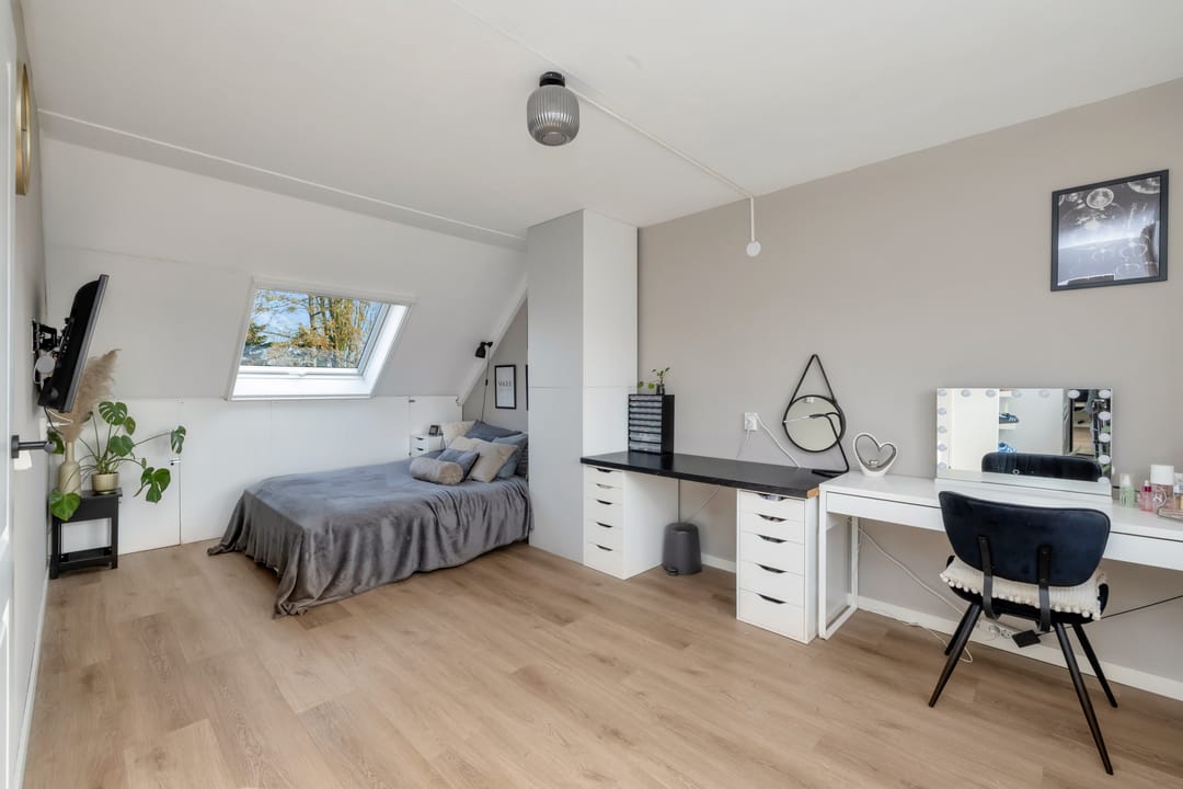 Renovated and Energy-Efficient Semi-Detached Family Home with Four Rooms in Central Heerhugowaard — 41