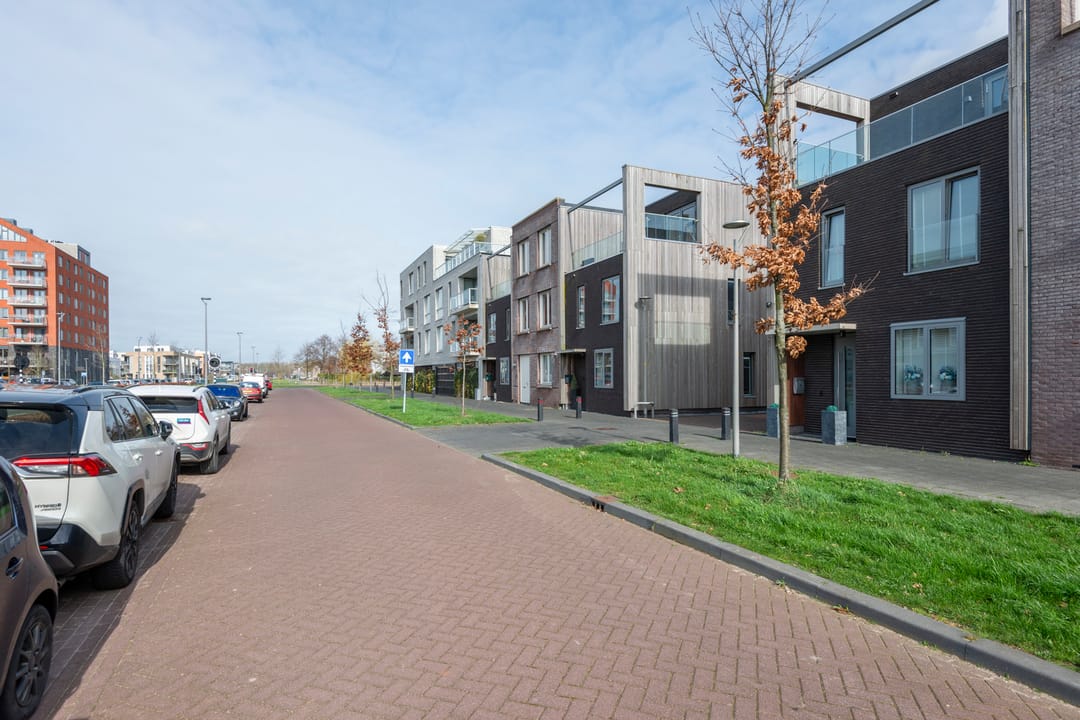 Spacious Move-in Ready Family Home with Roof Terrace in Almere Europakwartier — 30