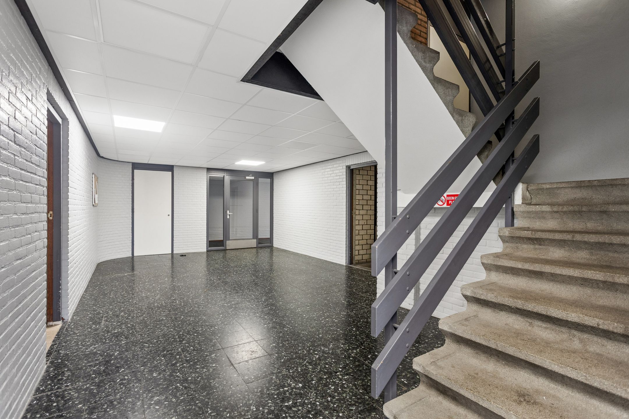 Ground floor apartment with garden, new bathroom, and parking in Hilversum — 31