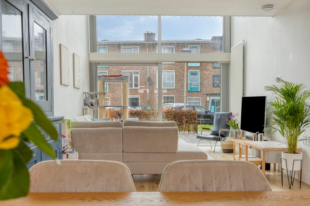 Well-maintained corner house with 3 bedrooms and large insulated storage — 12
