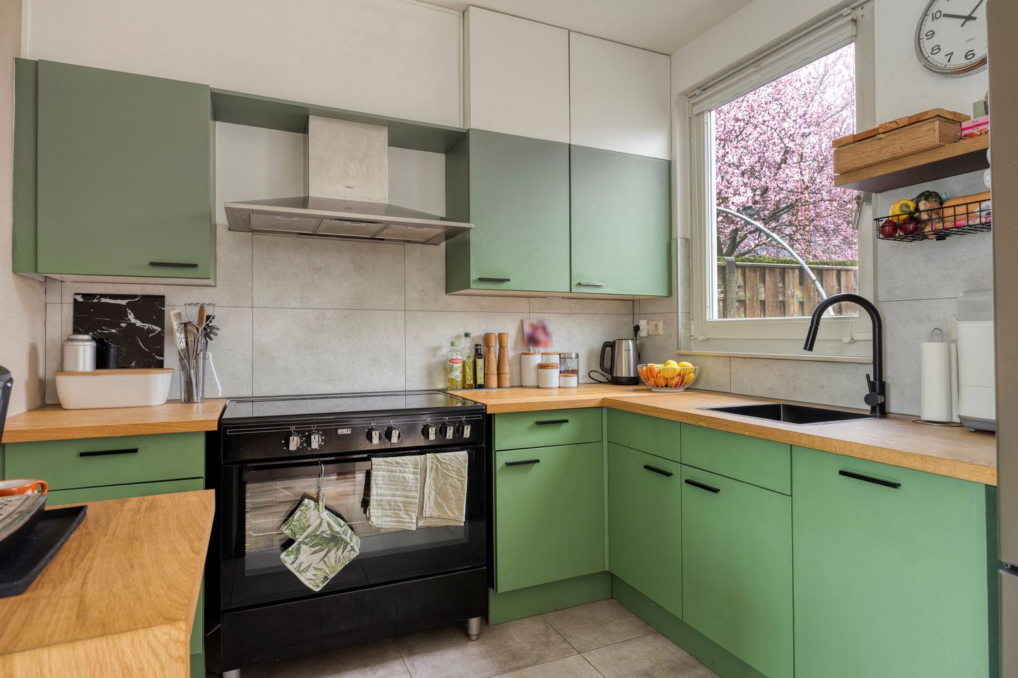 Well-maintained corner house with 3 bedrooms and large insulated storage — 15