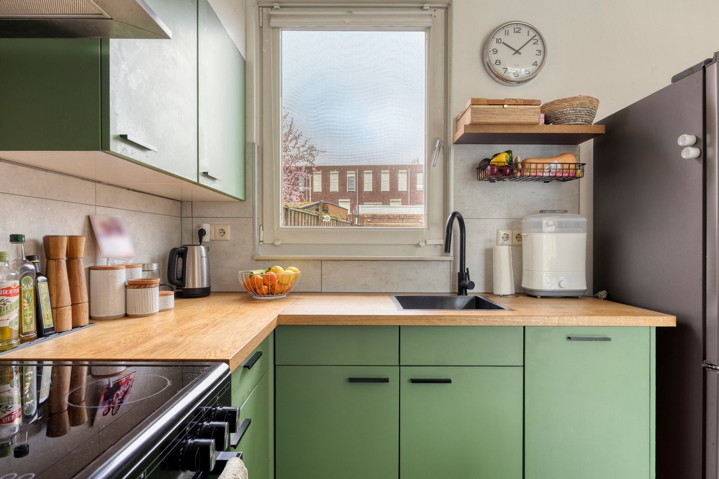 Well-maintained corner house with 3 bedrooms and large insulated storage — 14