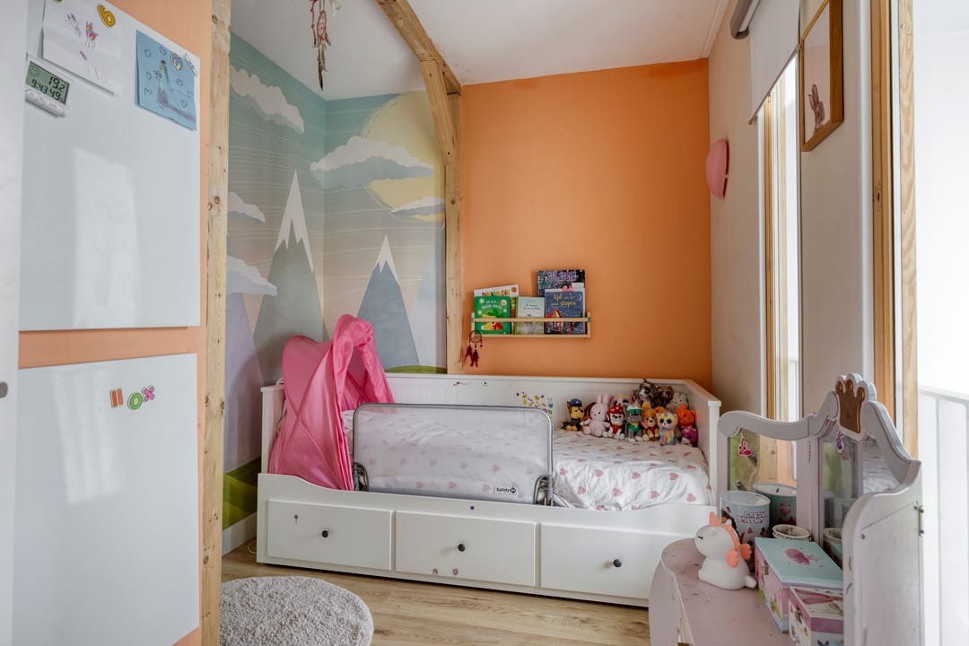 Well-maintained corner house with 3 bedrooms and large insulated storage — 24
