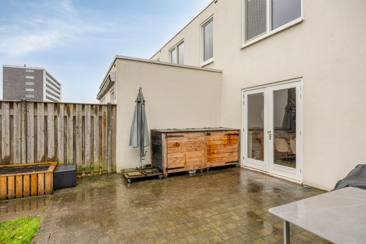 Well-maintained corner house with 3 bedrooms and large insulated storage — 27
