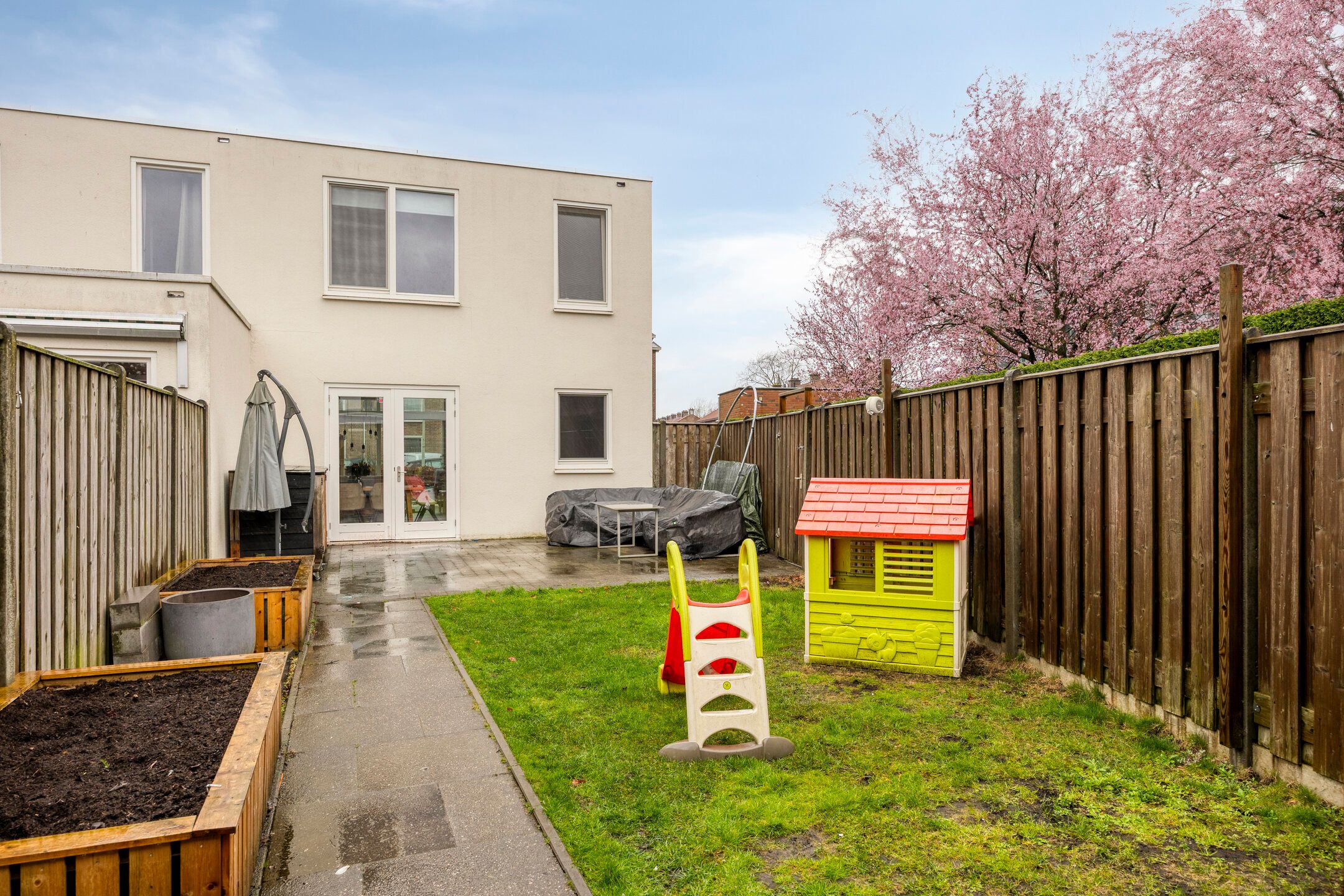 Well-maintained corner house with 3 bedrooms and large insulated storage — 29