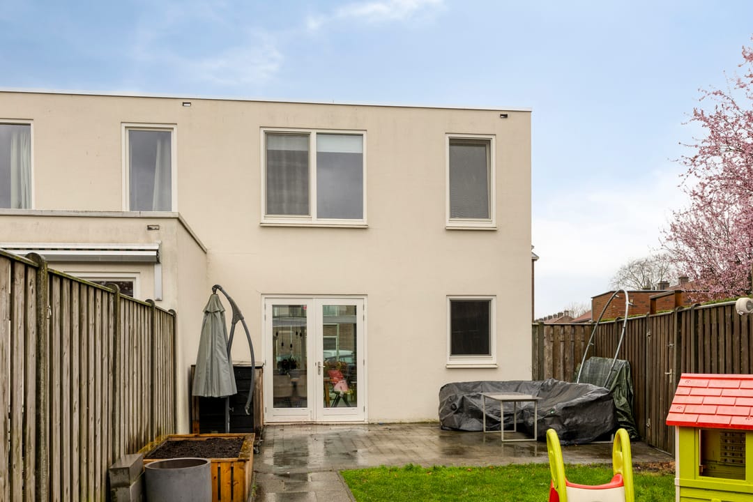 Well-maintained corner house with 3 bedrooms and large insulated storage — 31