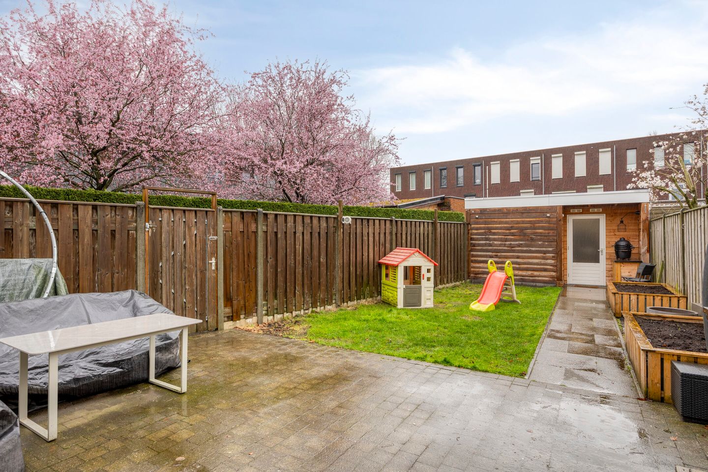 Well-maintained corner house with 3 bedrooms and large insulated storage — 28