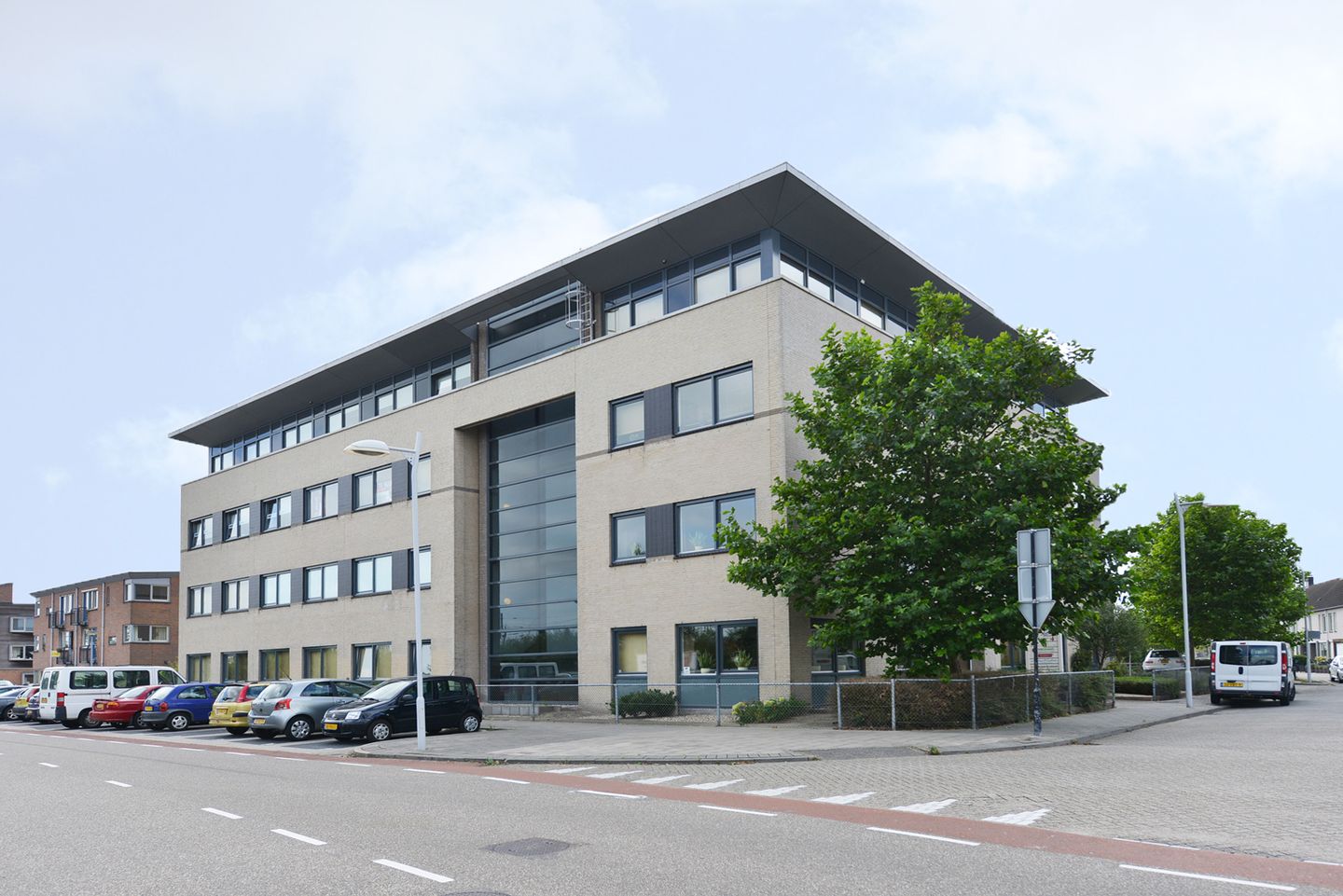 Bekijk foto 1 van Anna van Renesseplein 8