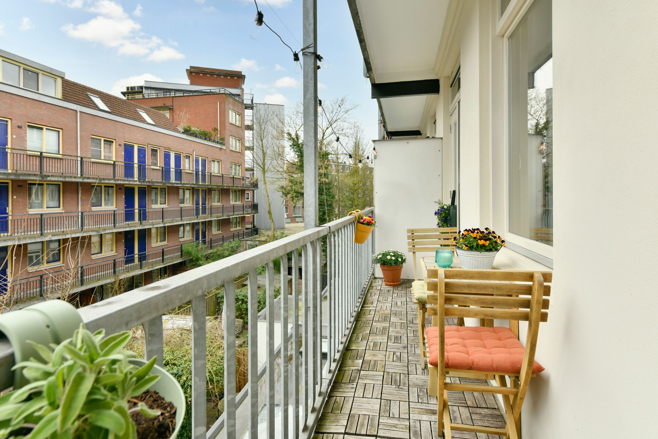 Light and modern apartment with two bedrooms and sunny south-facing balcony in Amsterdam Indische Buurt — 12