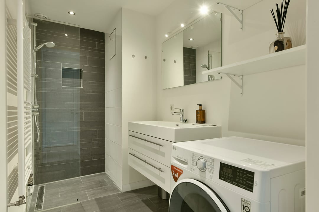 Light and modern apartment with two bedrooms and sunny south-facing balcony in Amsterdam Indische Buurt — 13